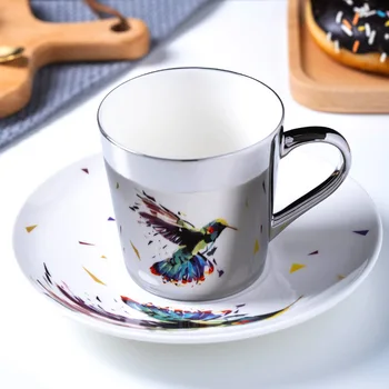 Šviesą atspindinčios keraminės kavos puodelį, lėkštę šaukštu veidrodis kūrybos lūžio galvanizavimo